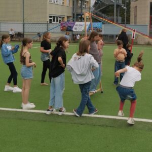 Das Laufende A von Gute Laune Events – ein hölzernes Koordinationsspiel für Schulfeste, Firmenevents und Privatfeiern.